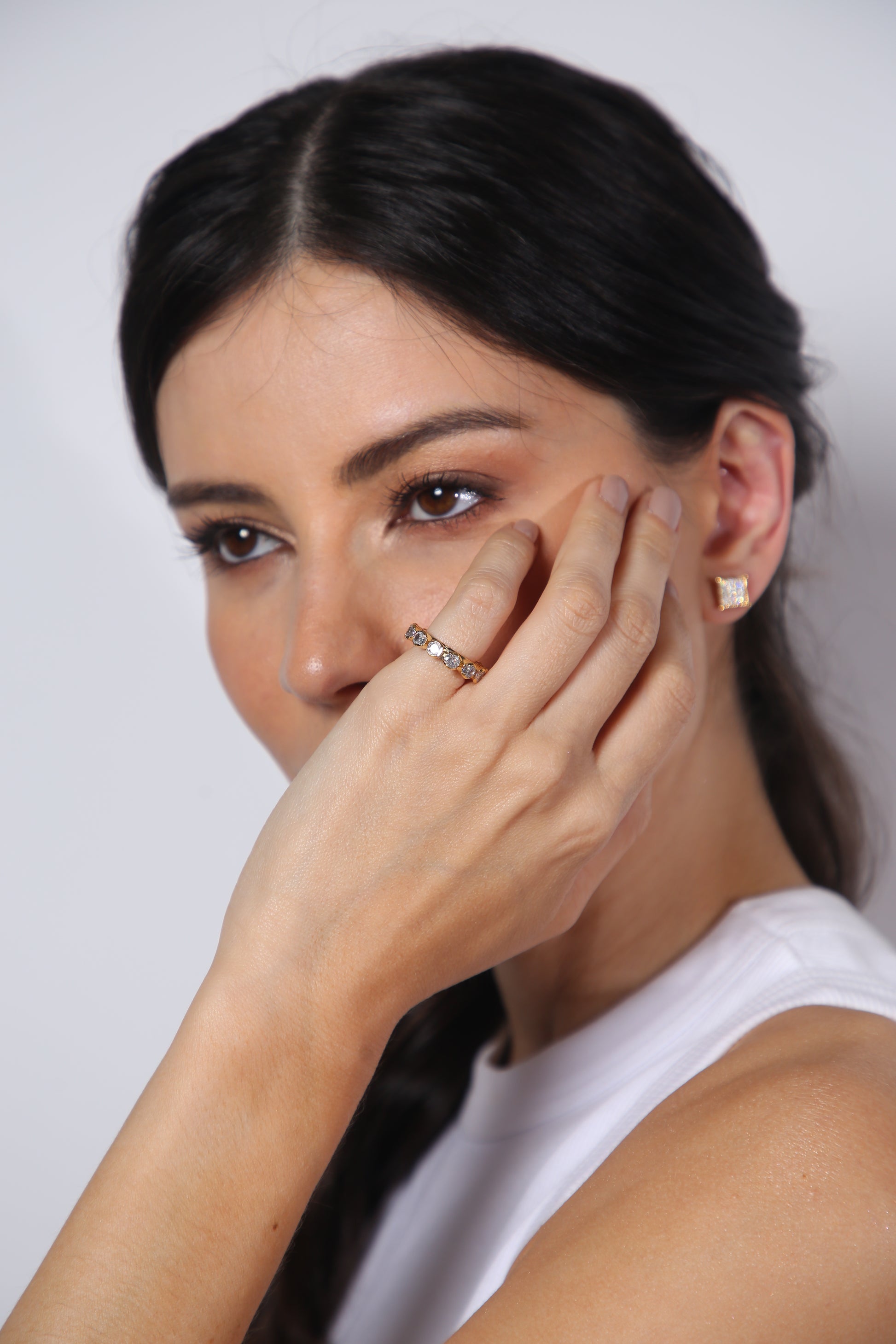Ear Cuff Dourado com Zircônias Redondas e Encaixe Sem Furo