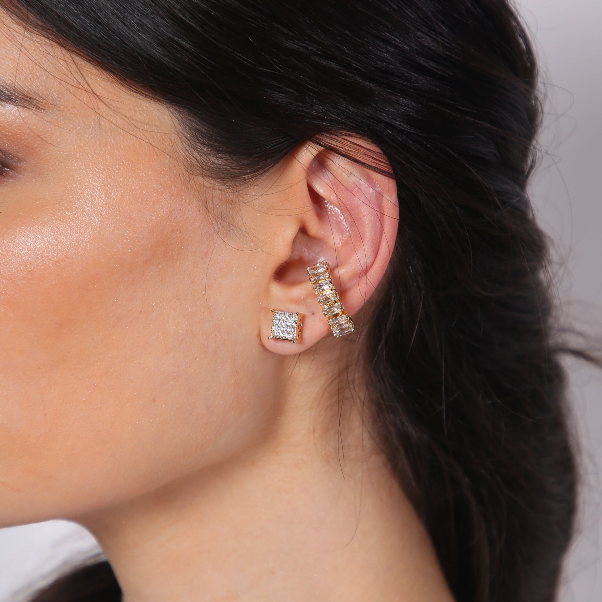 Ear Cuff Dourado com Zircônias e Encaixe Sem Furo