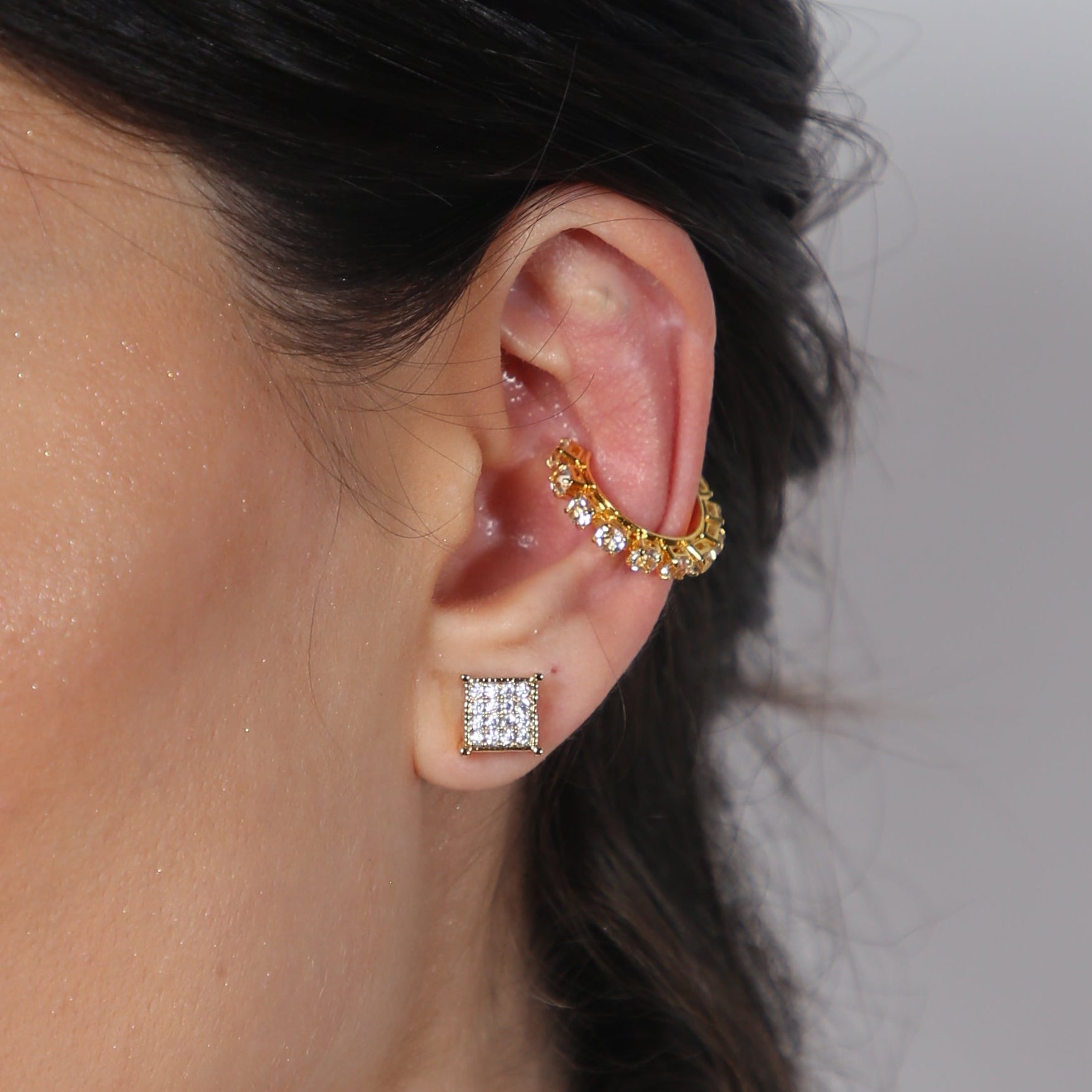 Ear Cuff Dourado com Zircônias Redondas e Encaixe Sem Furo