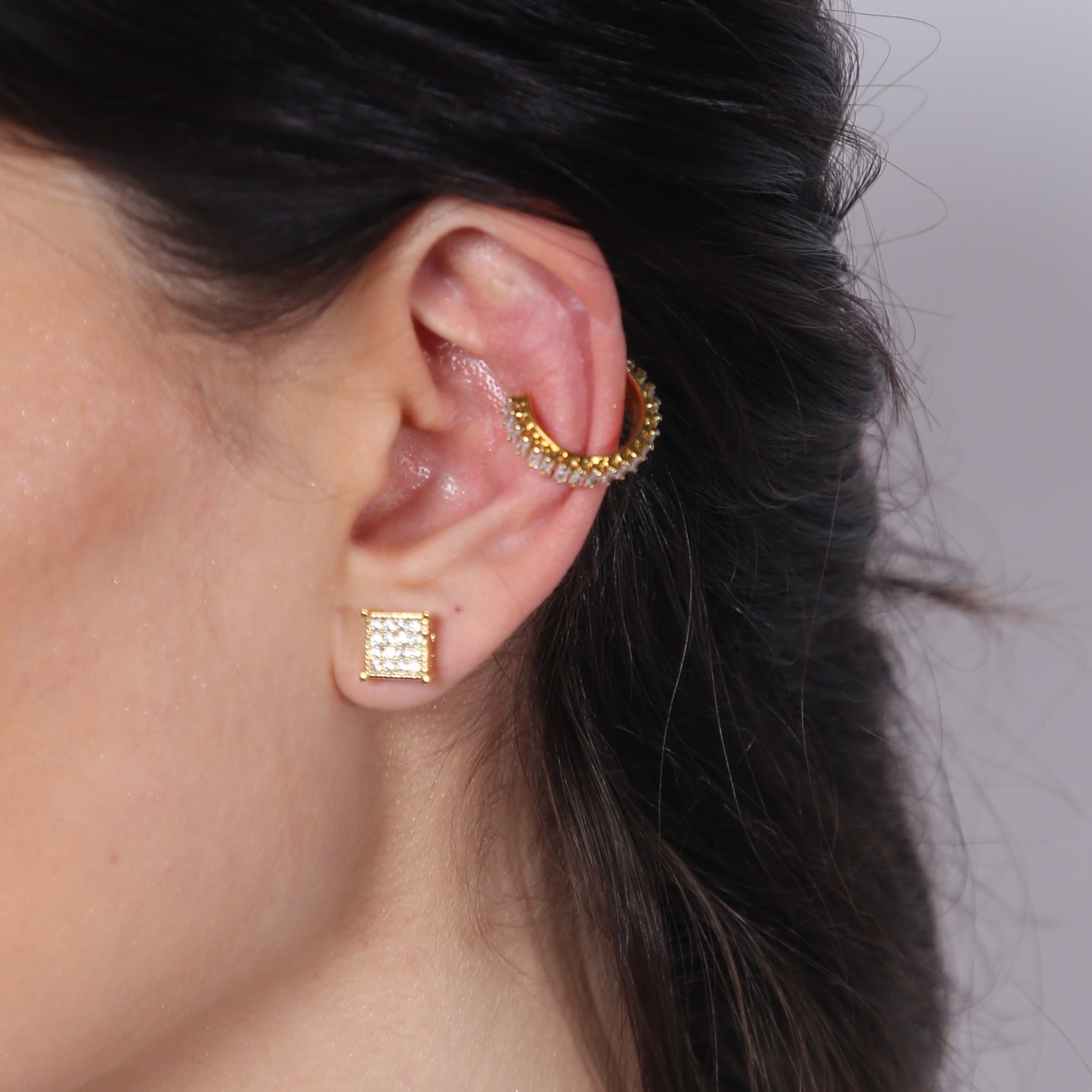 Ear Cuff Dourado Pequeno com Zircônias e Encaixe Sem Furo