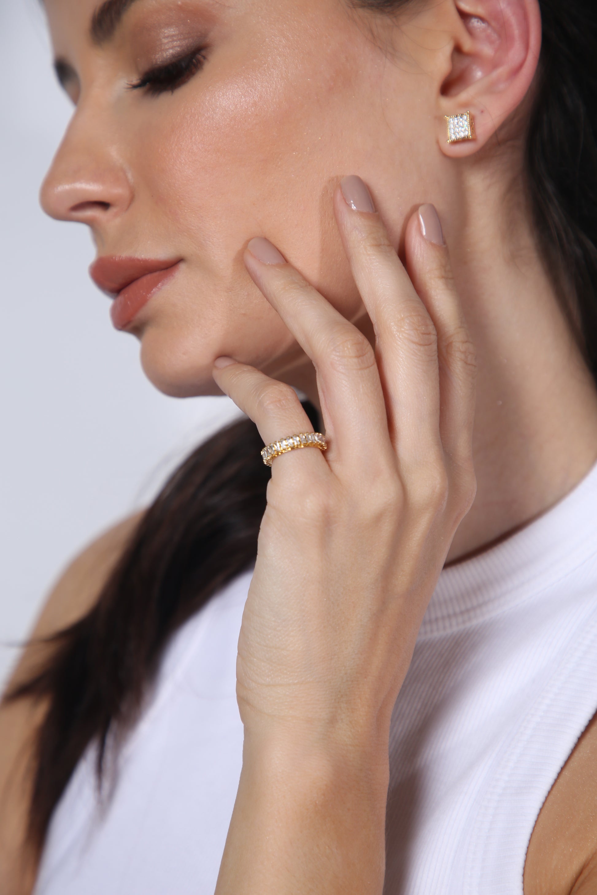 Ear Cuff Dourado Pequeno com Zircônias e Encaixe Sem Furo