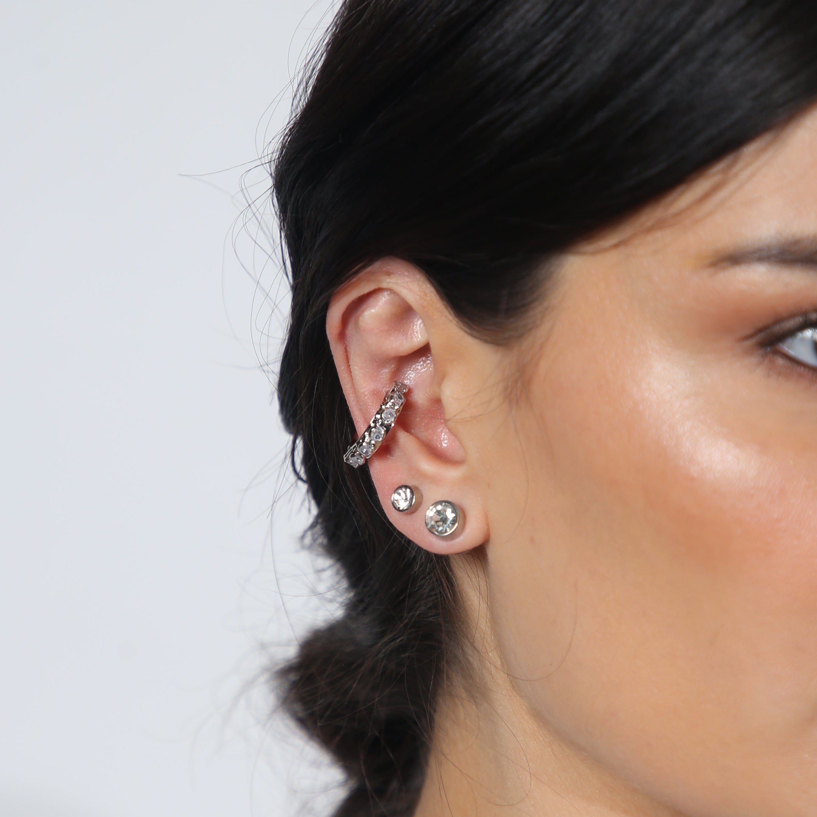 Ear Cuff Prateado com Zircônias Redondas e Encaixe Sem Furo