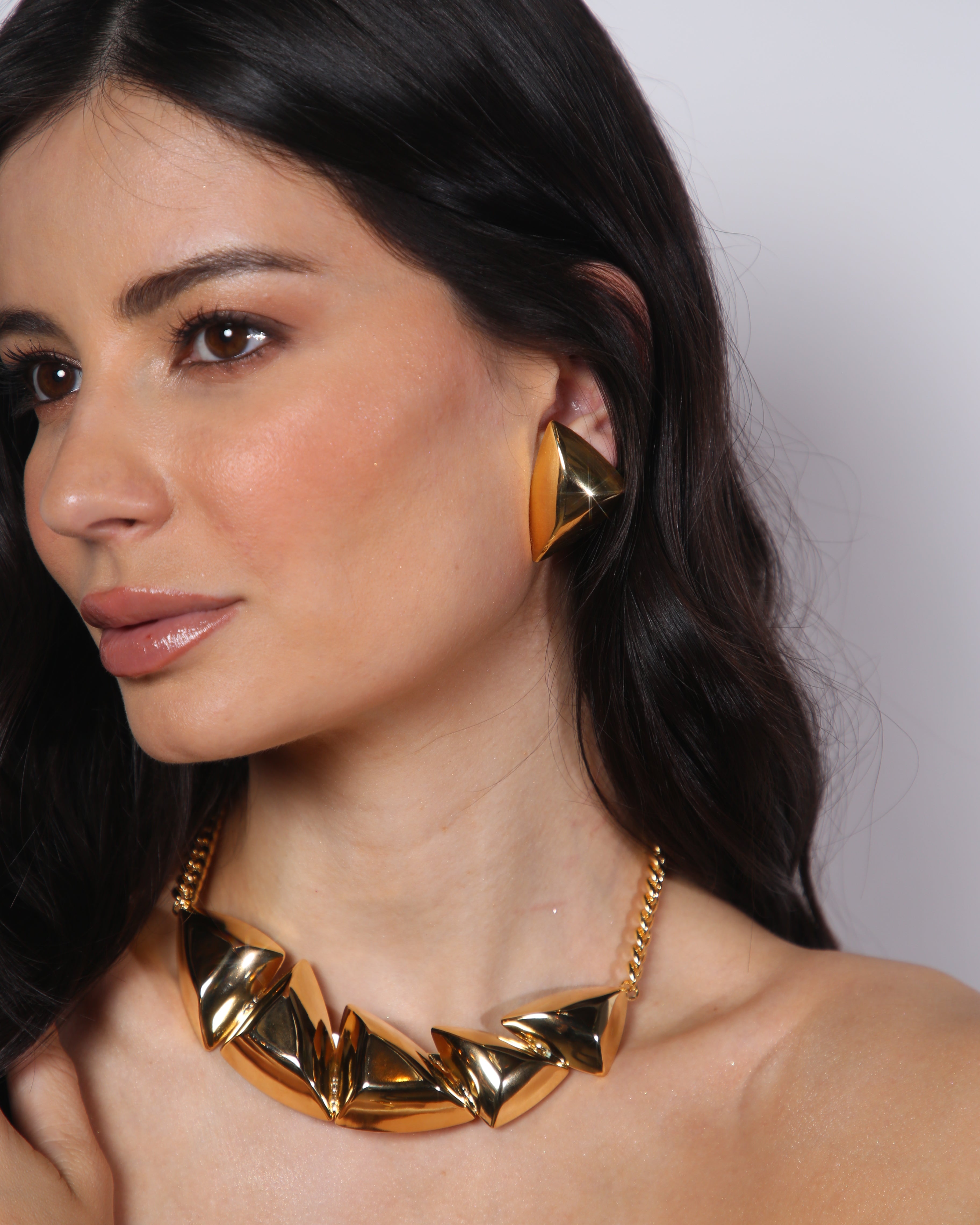 Colar Dourado com Formas Triangulares Polidas e Corrente de Elos
