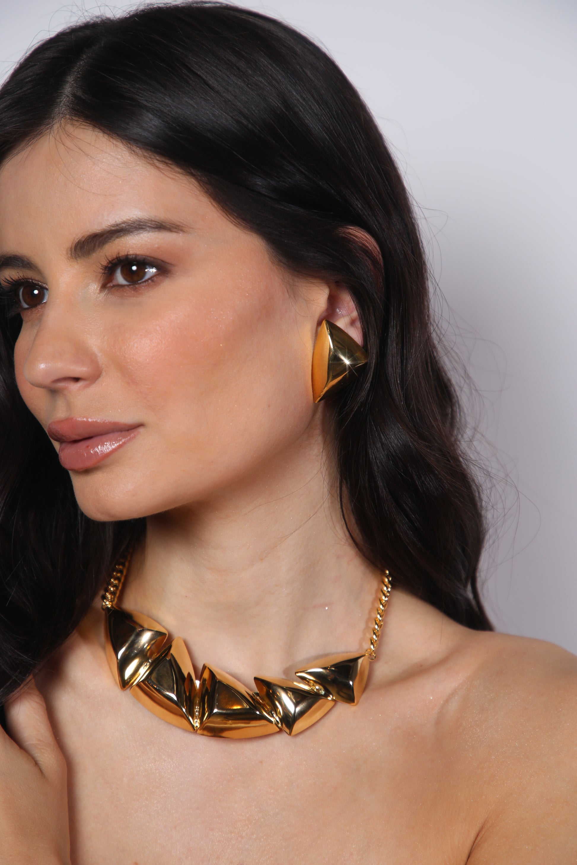Colar Dourado com Formas Triangulares Polidas e Corrente de Elos