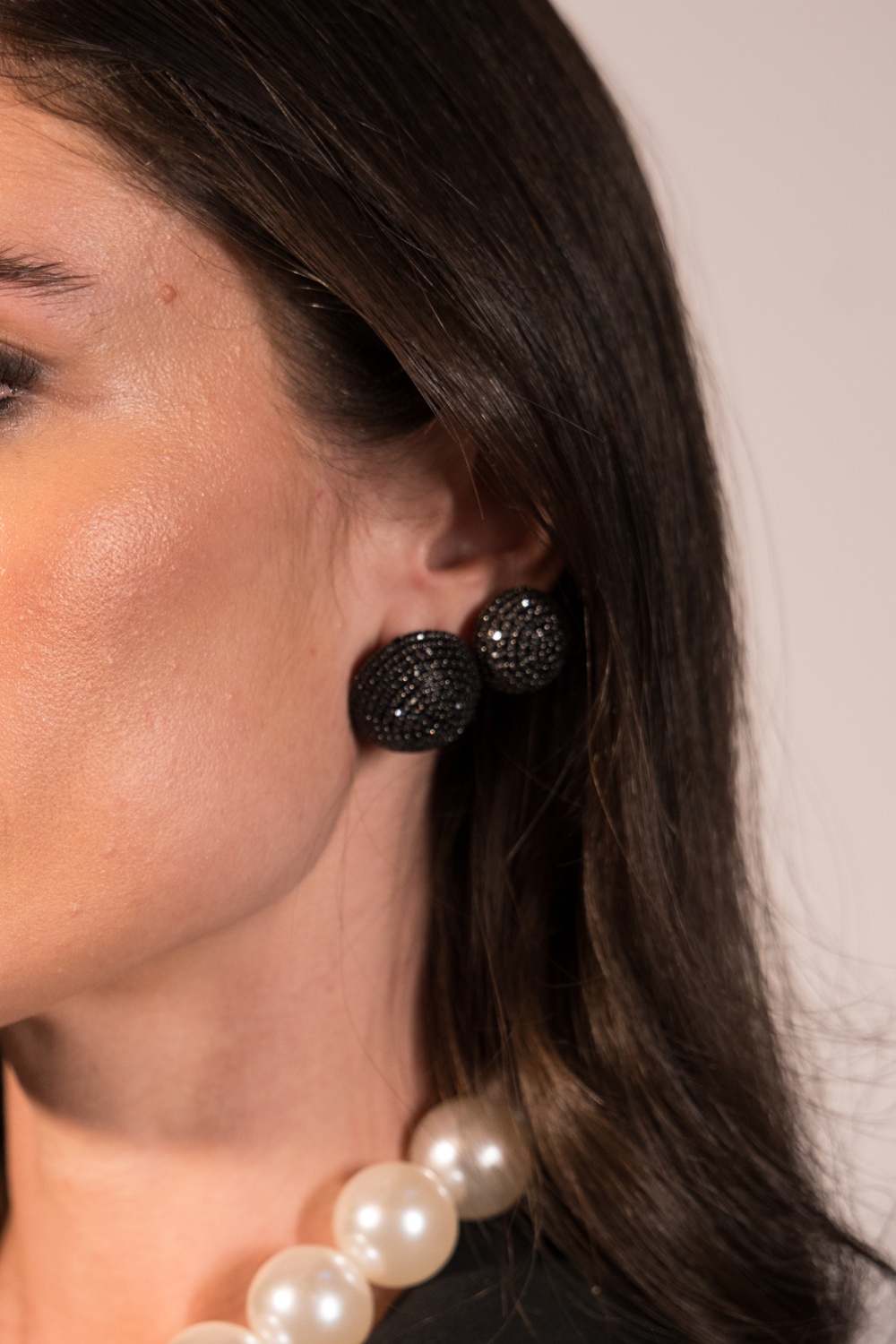 Brinco Pequeno Prateado com Strass Preto | Canopla Elegante