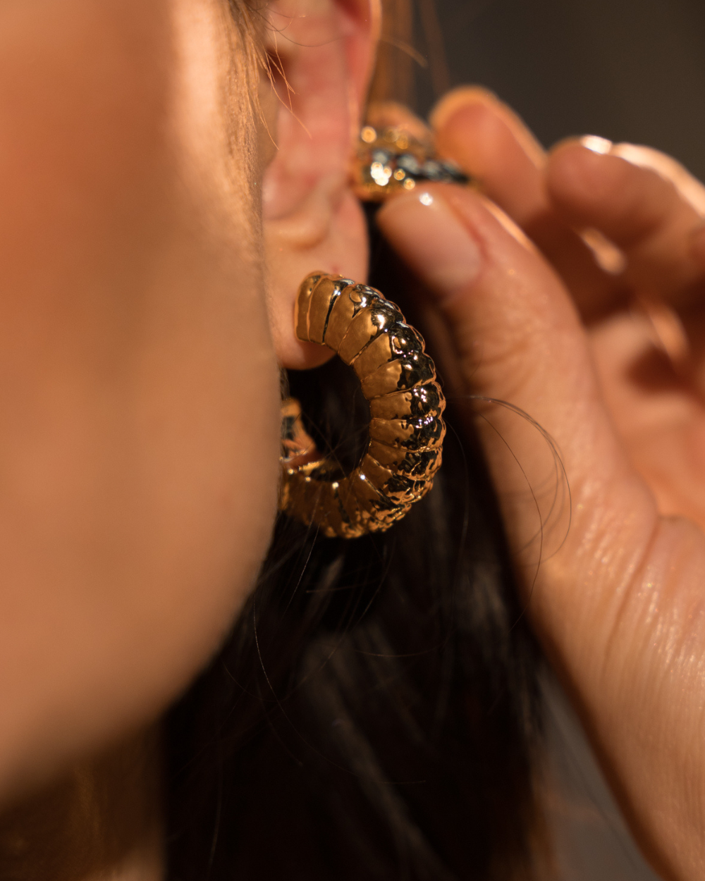 Brinco Argola Dourado com Volume Texturizado em Camadas