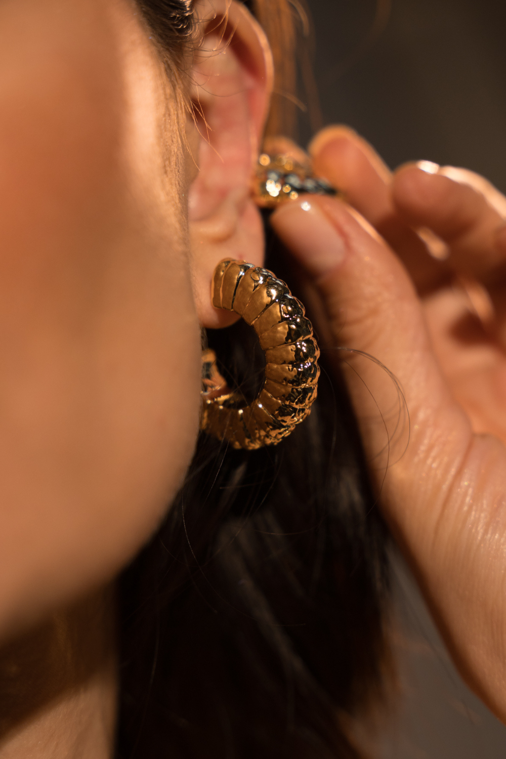Brinco Argola Dourado com Volume Texturizado em Camadas