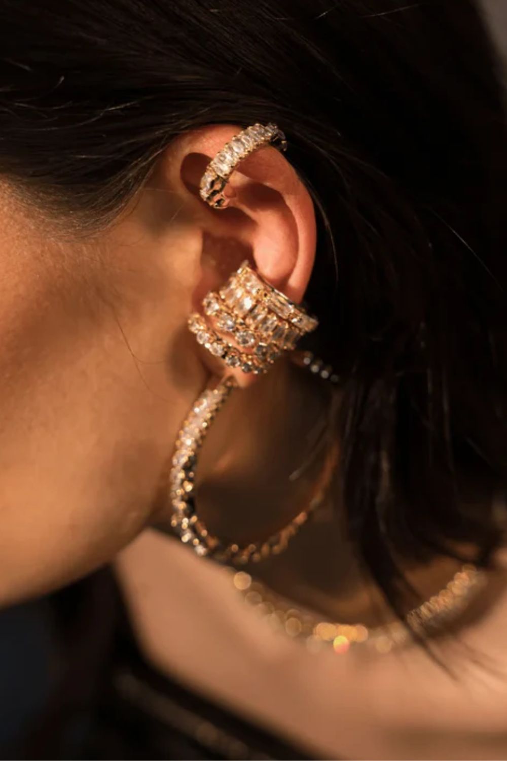 Ear Cuff Dourado Pequeno com Zircônias e Encaixe Sem Furo